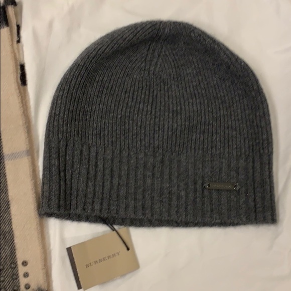 BURBERRY HAT & STUDDED SCARF SET ❤️💕 - Picture 4 of 5